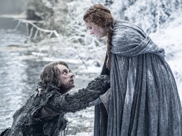 Theon Greyjoy a Sansa Stark sú na úteku. Hra o tróny