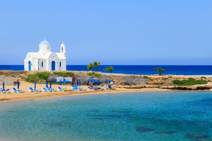 Cyprus, pobrežie Protaras, Aiya Napa, more, dovolenka, leto, pláž, ležadlá, piesok, NEST1 NEPOUZI