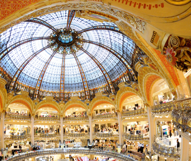 Galeries Lafayette, nákupný dom, obchodný dom, kupola, obchody, Paríž, nákup, oblečenie, luxus, zákazníci,
