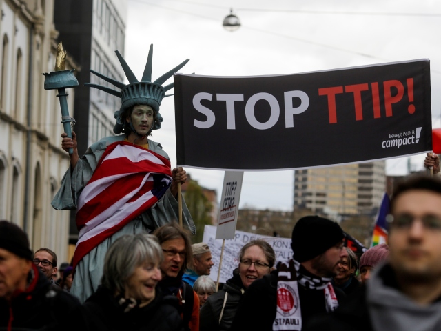 TTIP, protest, socha slobody