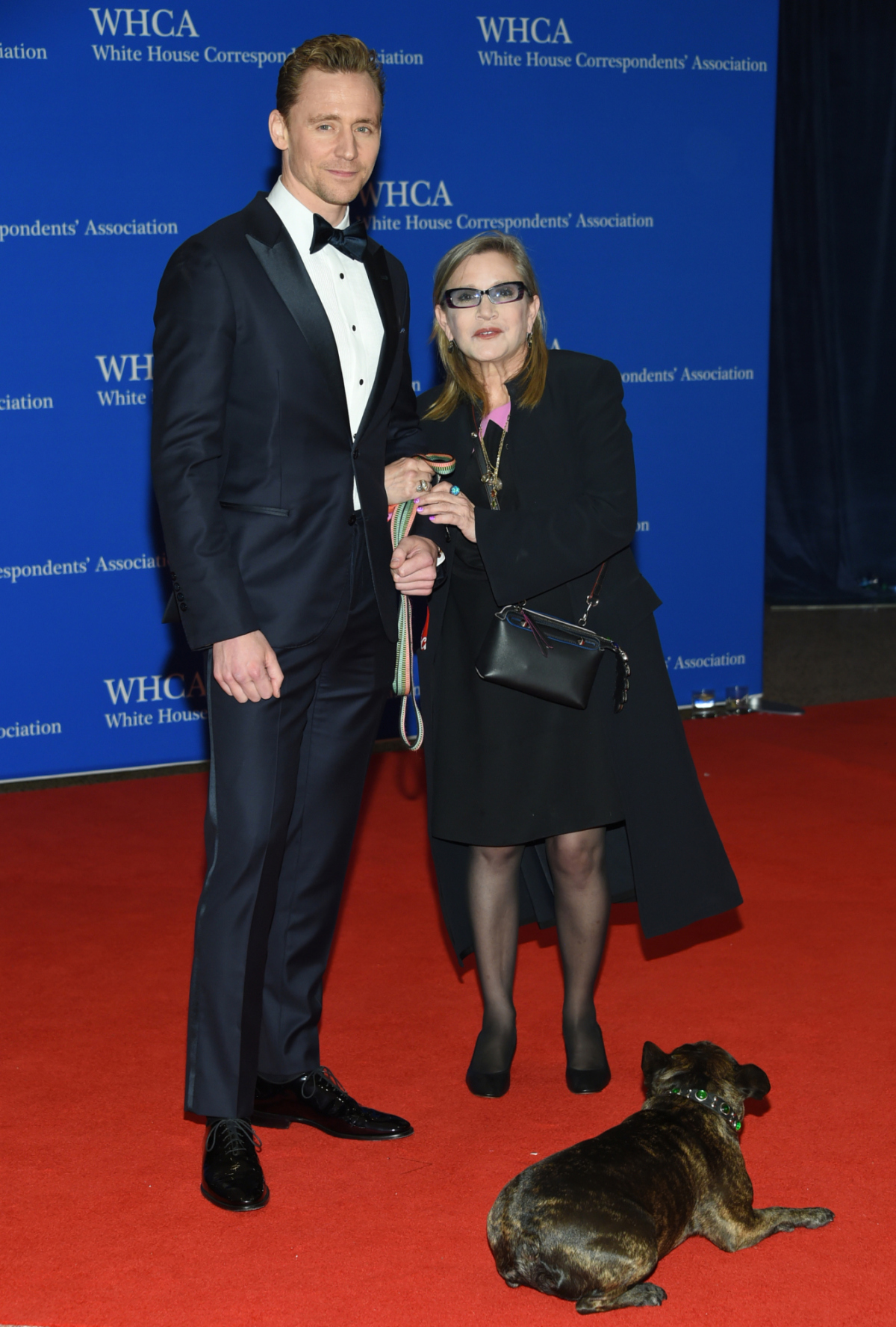 Tom Hiddleston a herečka Carrie Fisher pózujú fotografom.