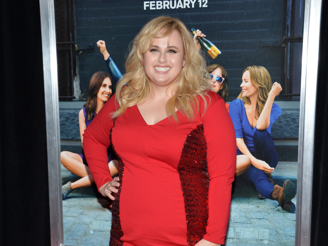 červené šaty pre bacuľky a ženy s krivkami - Rebel Wilson