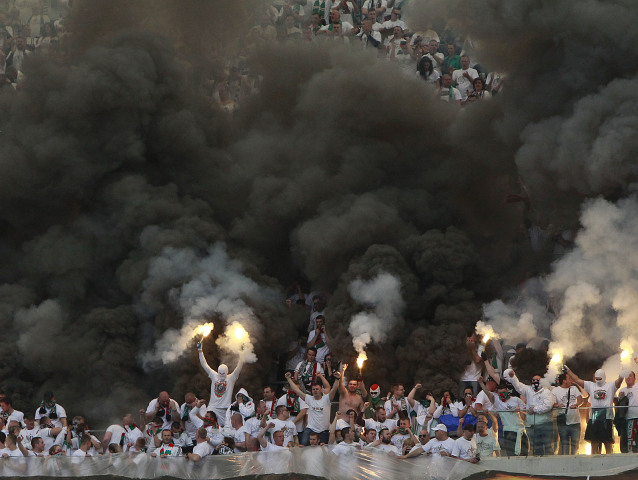 fanúšikovia, pyrotechnika, dymovnica, futbal, legia varšava, chuligáni, ultras