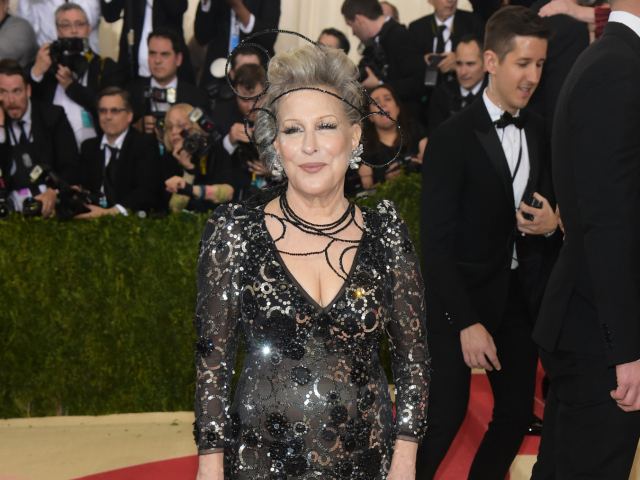 Herečka a speváčka Bette Midler v kreácii od Marca Jacobsa. 