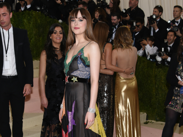 Herečka Dakota Johnson v kreácii Gucci. 