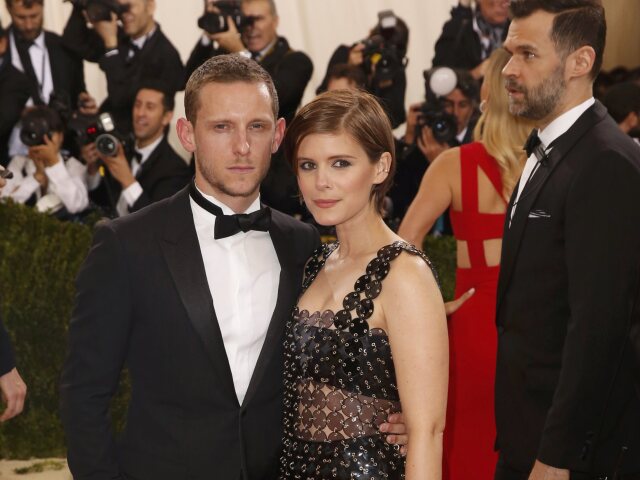 Herečka Kate Mara (v šatách Paco Rabanne) a jej partner Jamie Bell.
