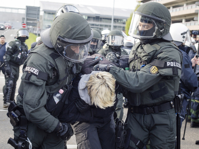 Nemecko, polícia, demonštrácia