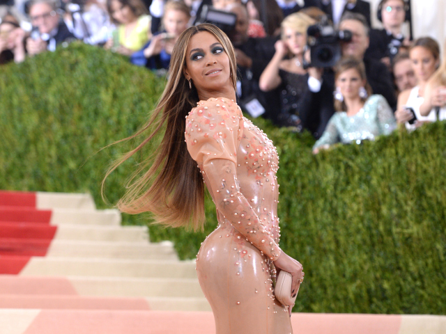 Speváčka Beyonce sa predviedla v latexovej kreácii Givenchy. 