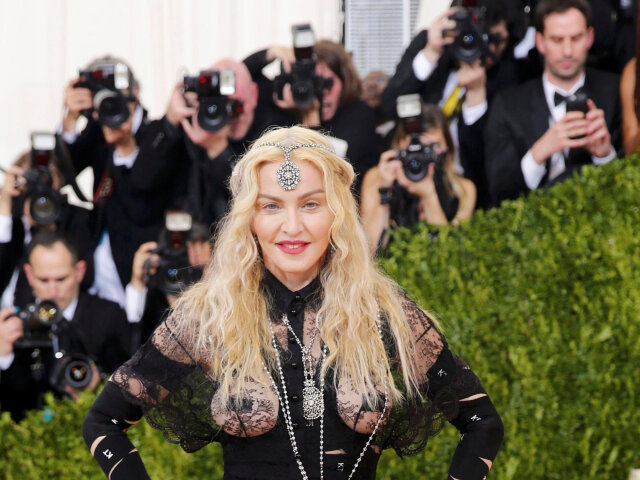 Speváčka Madonna v kreácii Givenchy Couture.