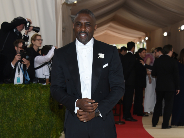 Spoluhostiteľom večera bol herec Idris Elba.