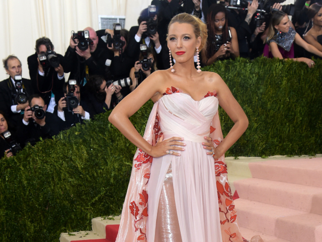 Tehotná Blake Lively žiarila v pudrovej kreácii Burberry. 