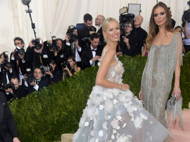 Topmodelka Karolina Kurkova v šatách Marchesa pózuje s dizajnérkou značky Georginou Chapman.