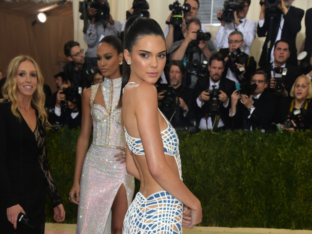 Topmodelka Kendall Jenner v kreácii Balmain. 