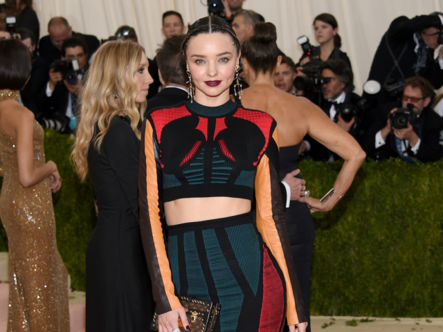 Topmodelka Miranda Kerr sa na akcii objavila v kreácii Louis Vuitton.