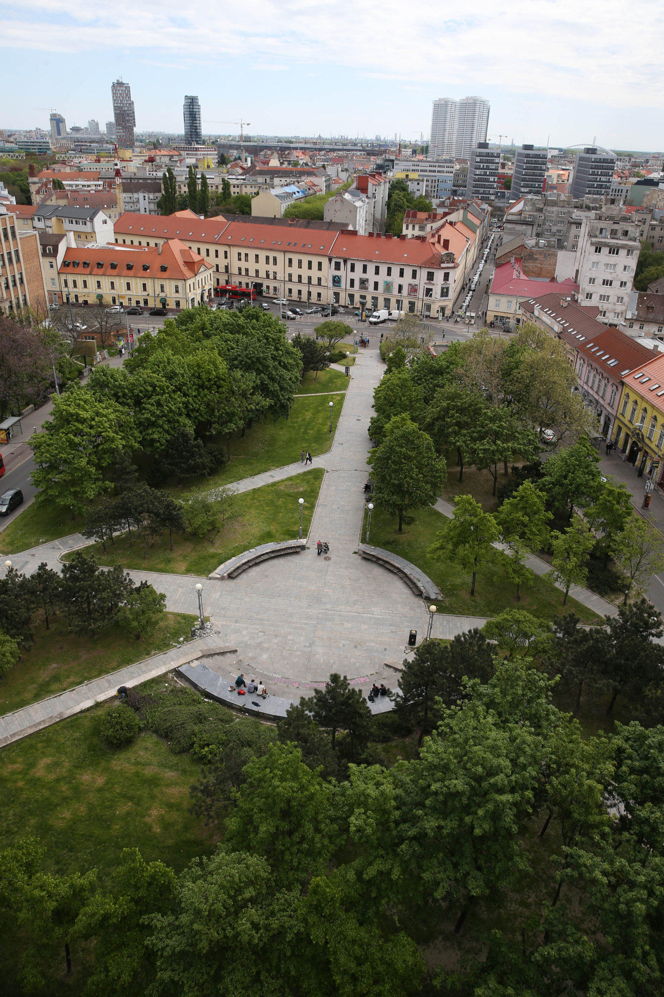 Stromy na Kollárovom námestí ustúpia parkovisku.