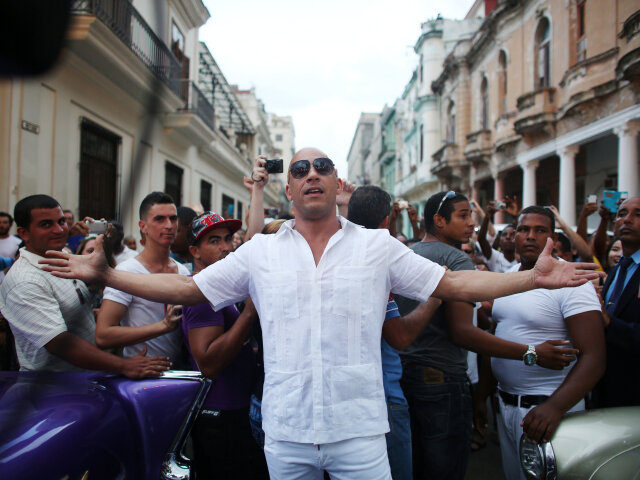 Herec Vin Diesel pózoval pred štartom prehliadky Chanel v Havane. 