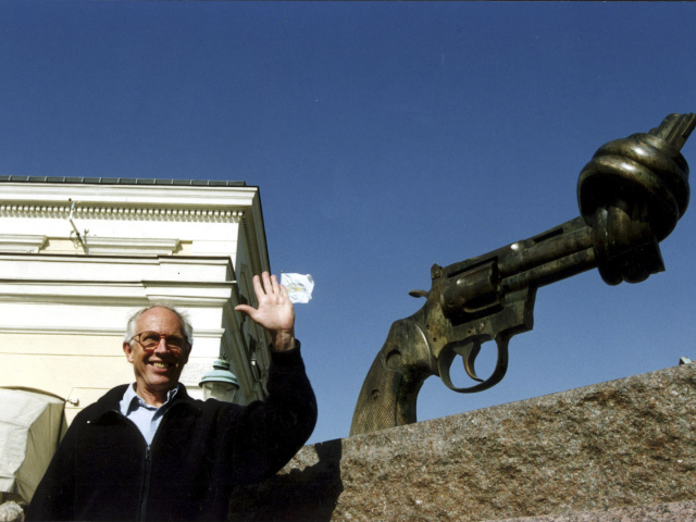 Carl Fredrik Reuterswärd pred svojím dielom na archívnej fotografii z roku 1992.