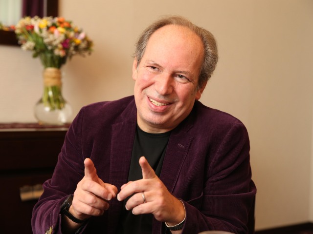 Skladateľ filmovej hudby Hans Zimmer.