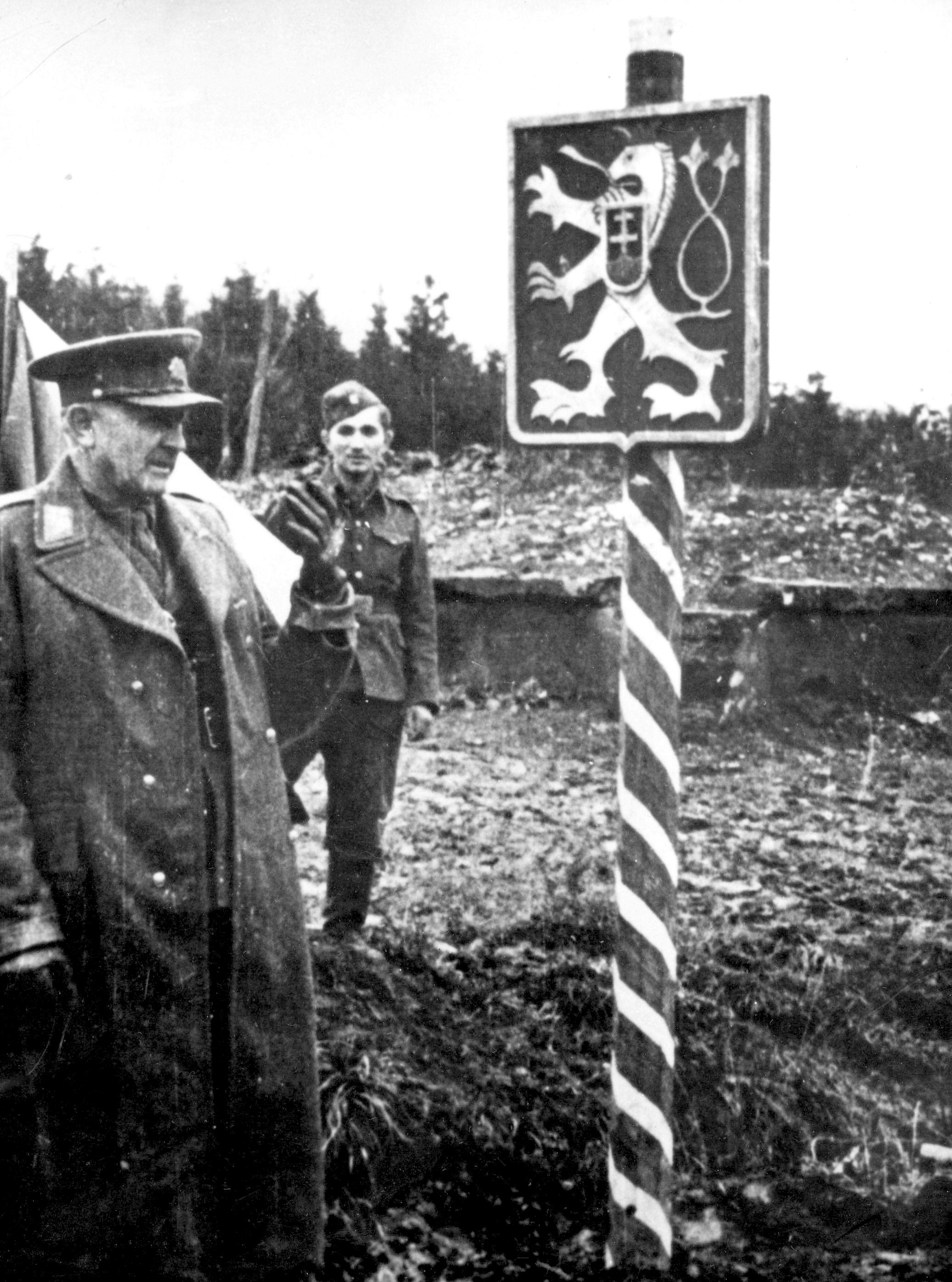 Generál Ludvík Svoboda (vľavo) na štátnej hranici ČSR pri Duklianskom priesmyku. Vedľa neho čatár Rudolf Belavý.