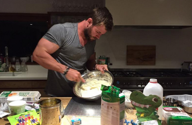 Herec Chris Hemsworth pripravuje tortu pre svoje deti. 