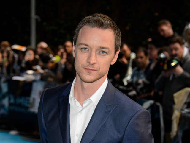 Herec James McAvoy pózuje fotografom v Londýne. 