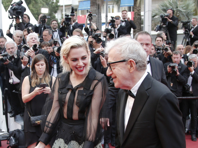 Kristen Stewart (vľavo) a režisér Woody Allen 