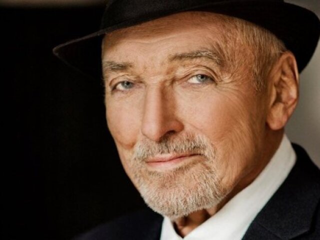Spevák Karel Gott.