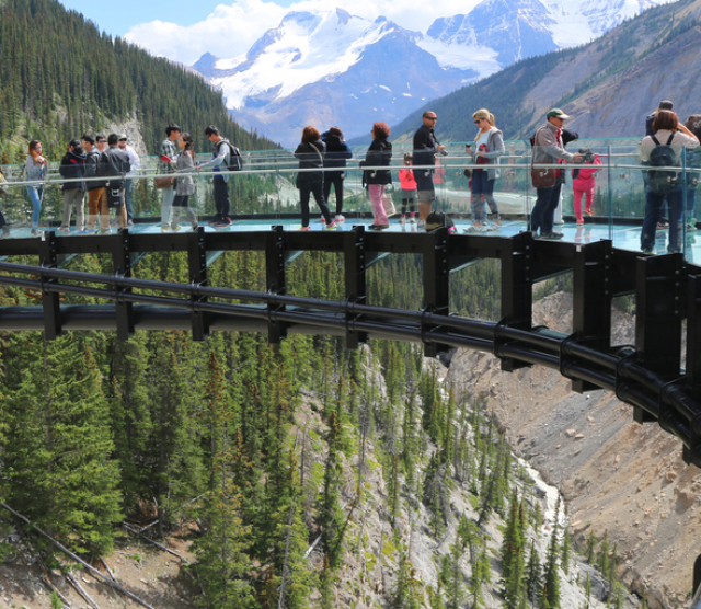 Glacier Skywalk, Kanada, vysutý most,  sklený most, roklina, priepasť, údolie, hory, turisti,