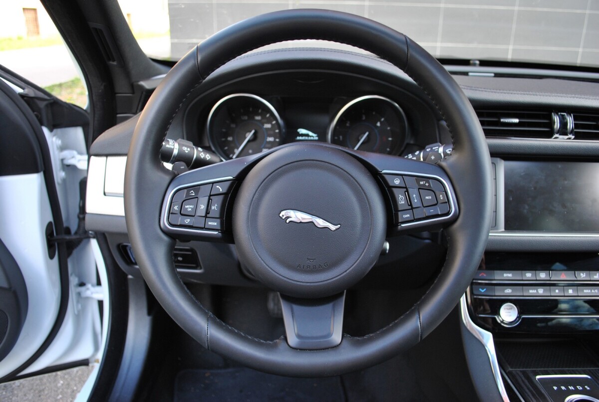 Jaguar XF 20d