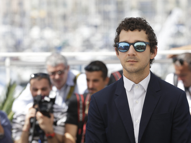Herec Shia Labeouf poses predstavil v Cannes snímku American Honey.