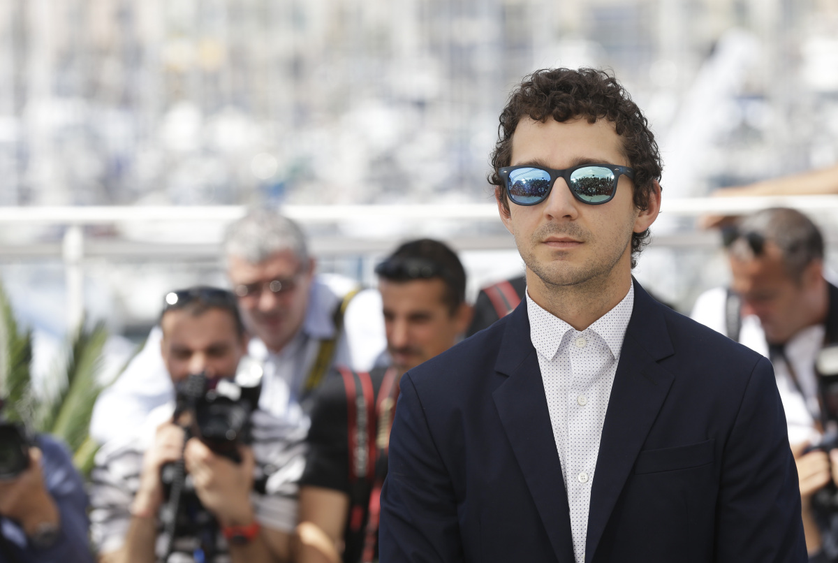 Herec Shia Labeouf poses predstavil v Cannes snímku American Honey.