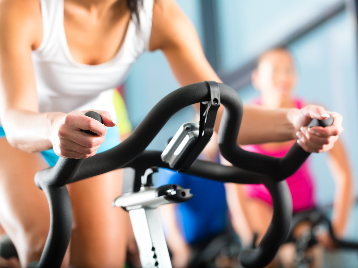 cvičenie, bicykel, fitness, stacionárny bicykel, svaly, posilovňa, fitnescentrum