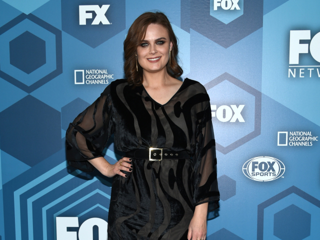 Herečka Emily Deschanel pózuje fotografom. 