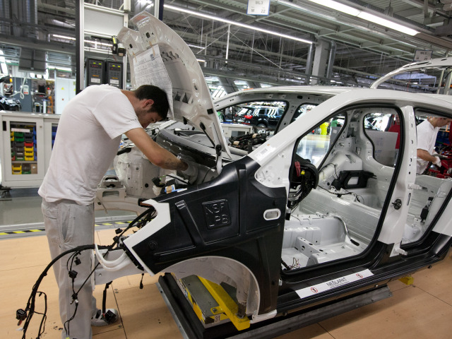 Volkswagen, automobilka, auto, výroba, továreň, fabrika, zamestnanec, technik,