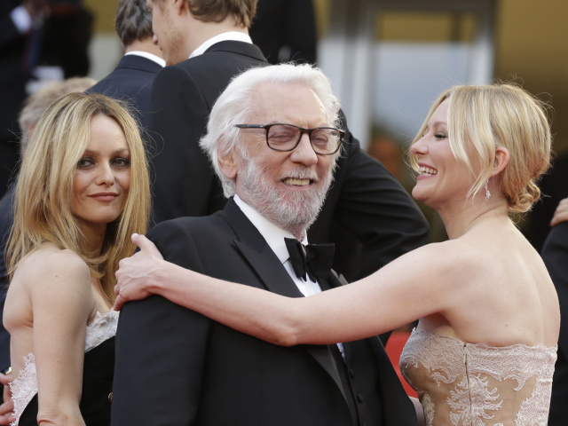 Porotkyňa a herečka Vanessa Paradis (vľavo) s kolegami Donaldom Sutherlandom a Kirsten Dunsovou. 