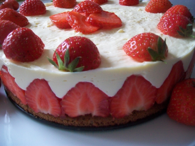 Jahodová torta s penou z bielej čokolády