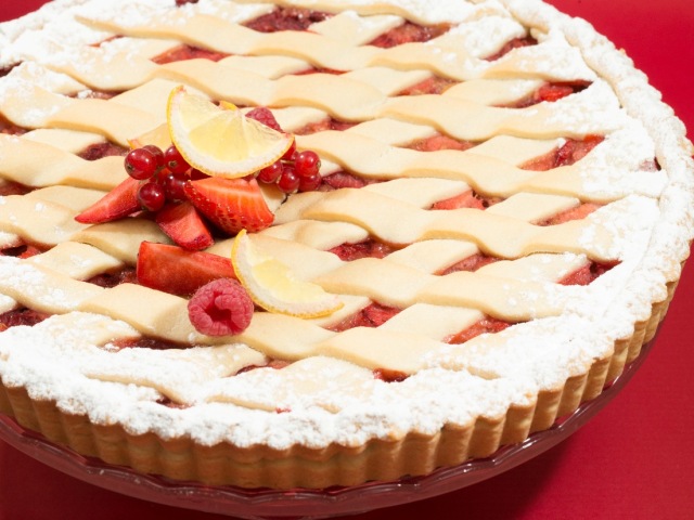 Jahodovo-rebarborová mriežkovaná torta