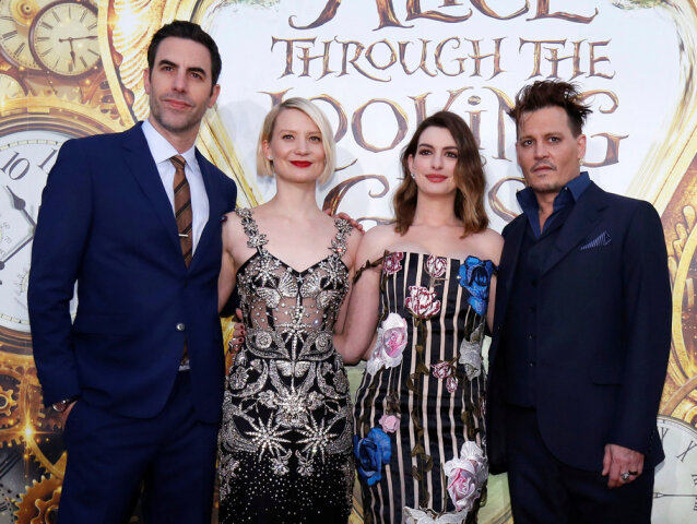 Sacha Baron Cohen, Mia Wasikowska (v šatách Alexander McQueen), Anne Hathaway (v šatách Christopher Kane) a Johnny Depp
