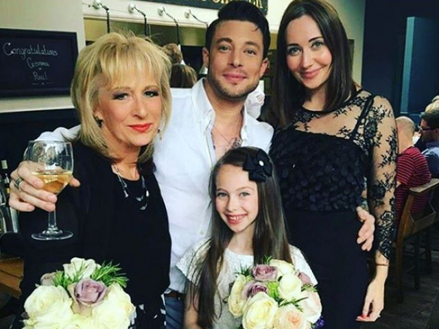 Spevák a herec Duncan James s rodinou. 