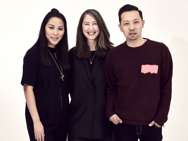 Kreatívna riaditeľka značky H&M Ann Sofie Johansson (v strede) s dizajnérmi značky Kenzo - Carol Limovou a Humbertom Leonom. 