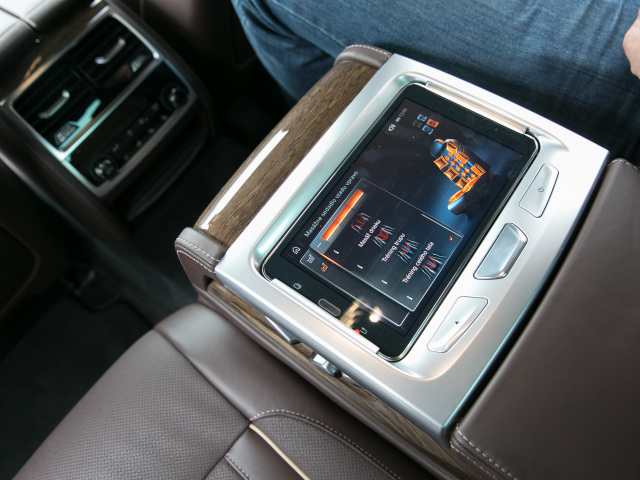 Vzadu je tablet, pomocou ktorého je možné zapnúť aj masážnu funkciu sedadiel.