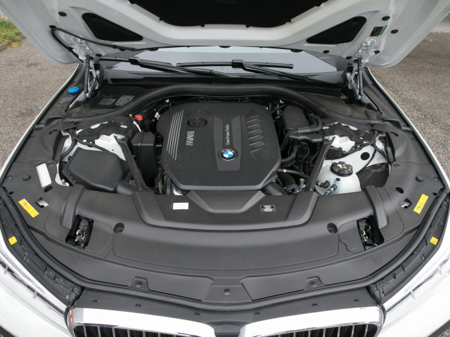 Radový naftový šesťvalec od BMW je ako vždy výkonný a zároveň úsporný.