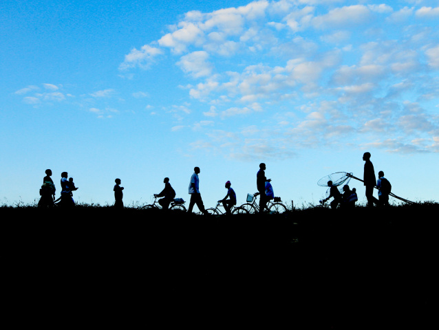 Malawi, ľudia, chodcovia, tiene, obrysy, bicykle, obloha, nebo, mraky