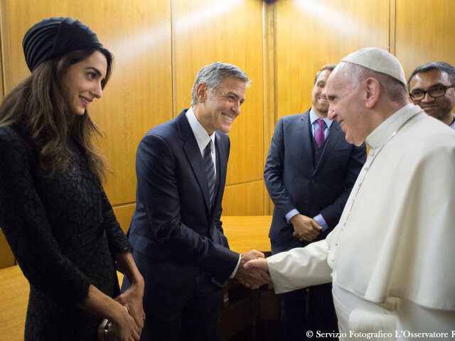 Pápež František (vpravo) a herec George Clooney