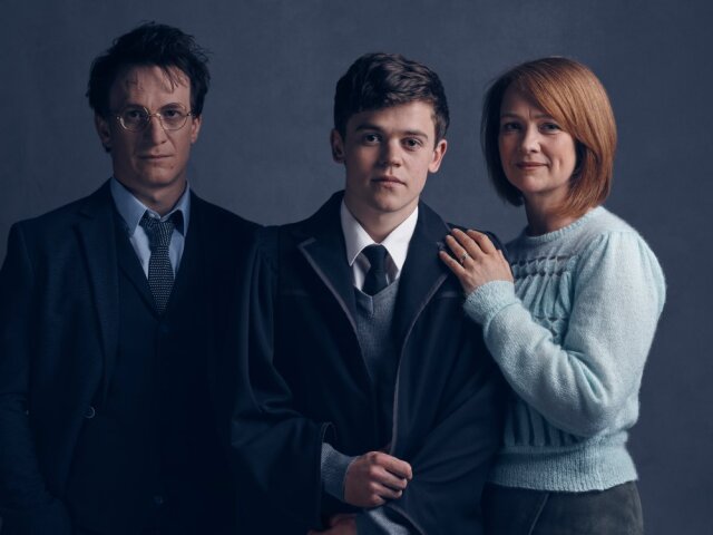 Potter divadlo cursed Zľava: Jamie Parker ako Harry Potter, Sam Clemmett ako jeho syn Albus Severus Potter a Poppy Millerová ako Harryho manželka Ginny.