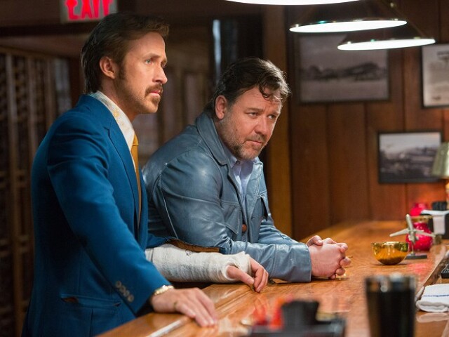 Ryan Gosling a Russell Crowe vo filme Ostrí chlapci.