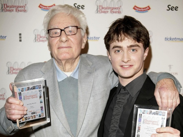 Peter Shaffer s Danielom Radcliffom, ktorý zažiaril v jeho hre Equus. Fotografiia je z roku 2008.