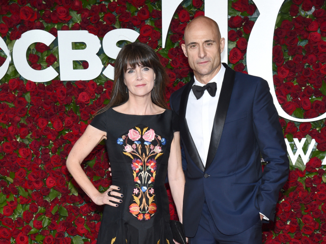 Herec Mark Strong a jeho partnerka Liza Marshall.