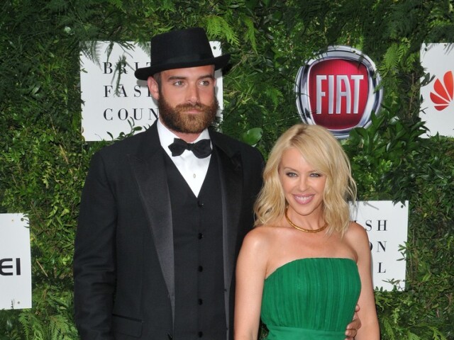 Kylie Minogue a jej partner - herec Joshua Sasse