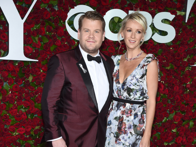 Moderátor James Corden a jeho manželka Julie Carey v značke Burberry.